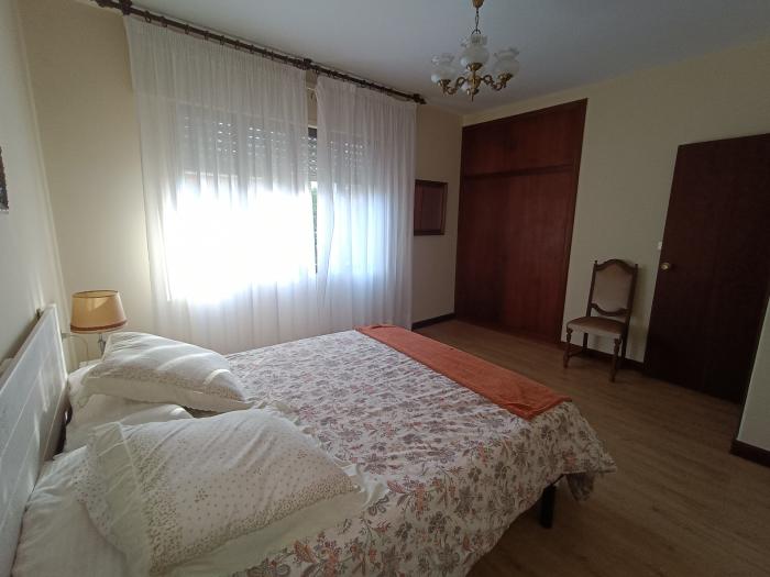 Se vende casa con jardín y garaje en el centro de Ribeira