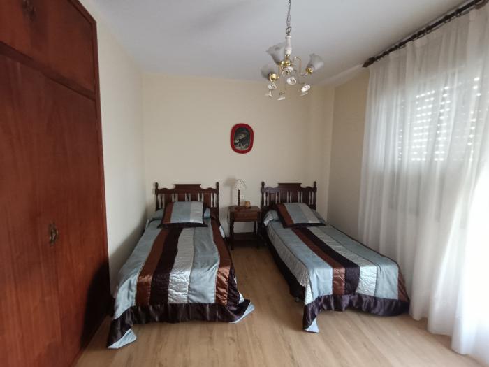 Se vende casa con jardín y garaje en el centro de Ribeira