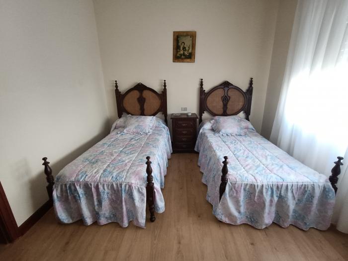 Se vende casa con jardín y garaje en el centro de Ribeira