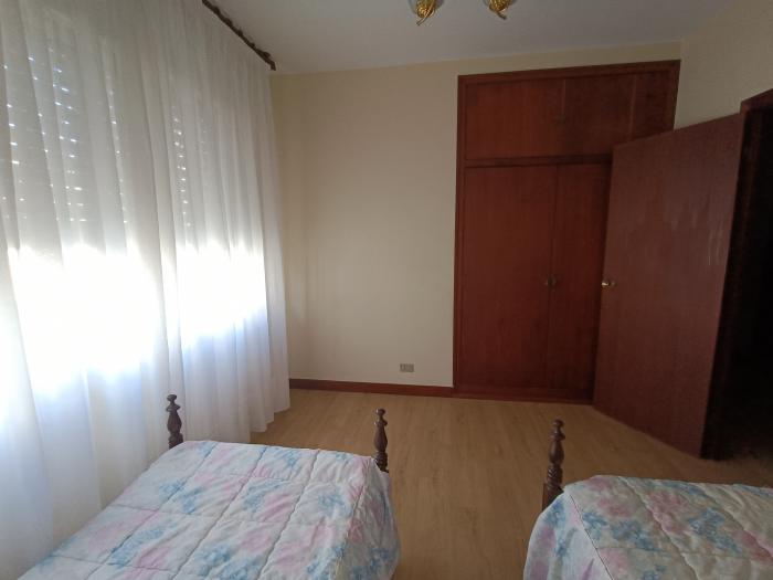 Se vende casa con jardín y garaje en el centro de Ribeira