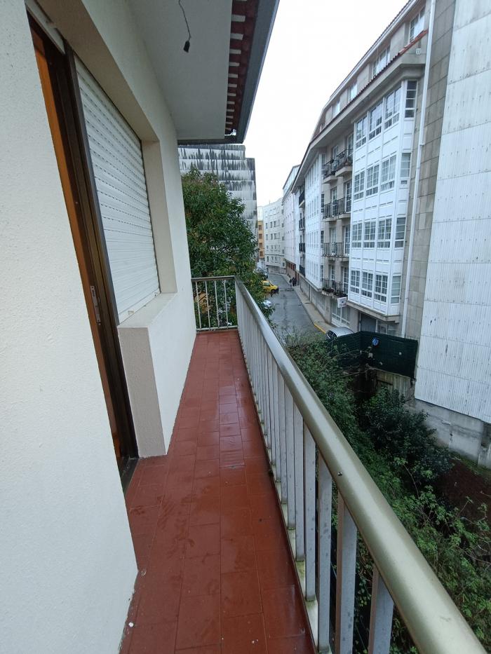 Se vende casa con jardín y garaje en el centro de Ribeira