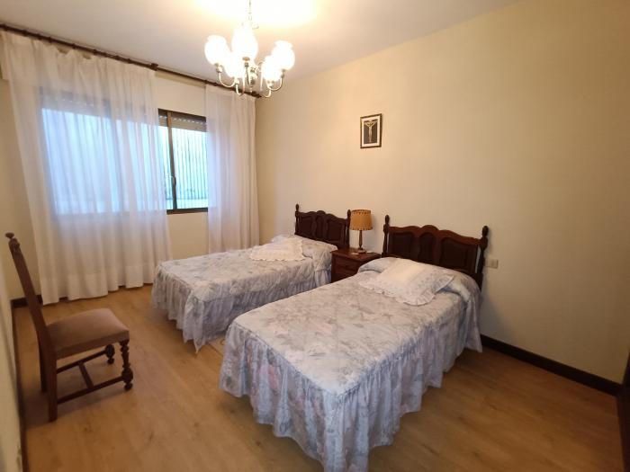 Se vende casa con jardín y garaje en el centro de Ribeira