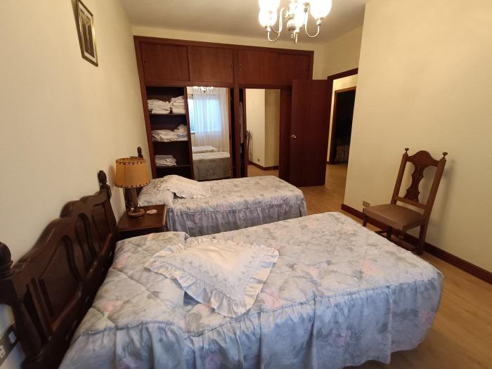 Se vende casa con jardín y garaje en el centro de Ribeira
