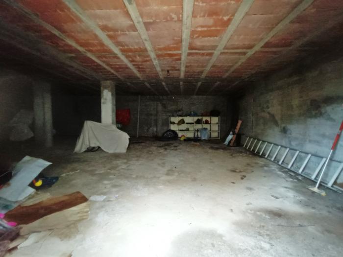 Se vende casa con jardín y garaje en el centro de Ribeira