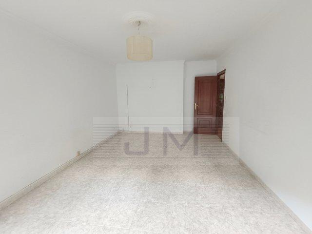 Se vende céntrico piso de cuatro dormitorios
