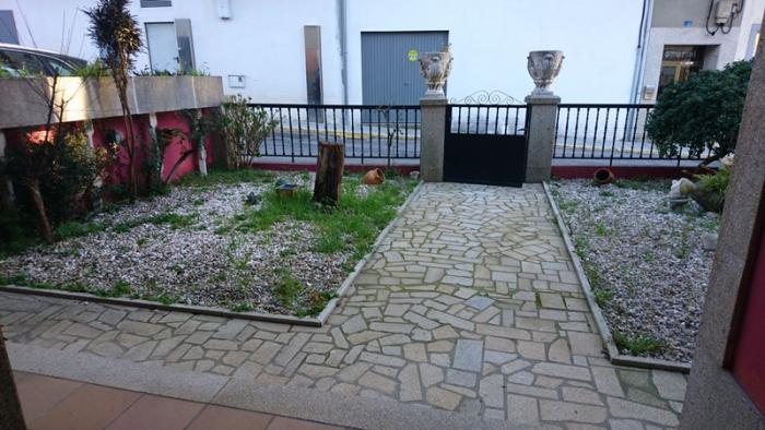 Se vende casa con jardín a un paso de Coroso