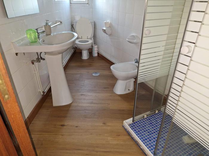 Se vende casa con terreno en la zona de Xuño