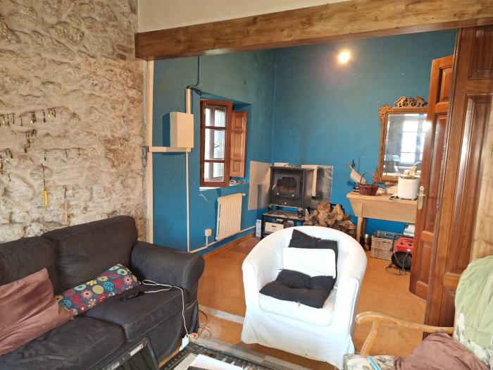 Se vende casa con terreno en la zona de Xuño