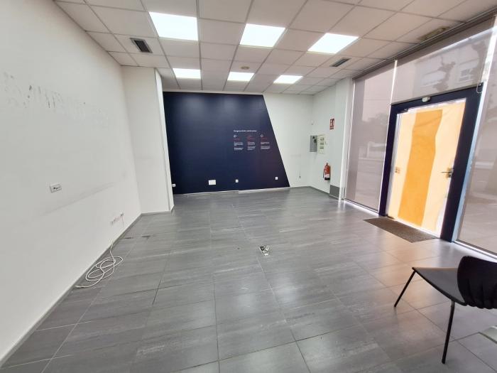 Se alquila local comercial en Ribeira