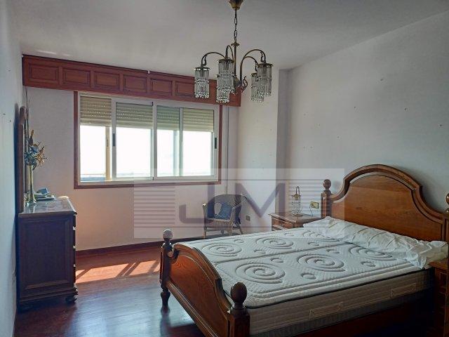 Se vende piso amplio con terraza y vistas en Ribeira