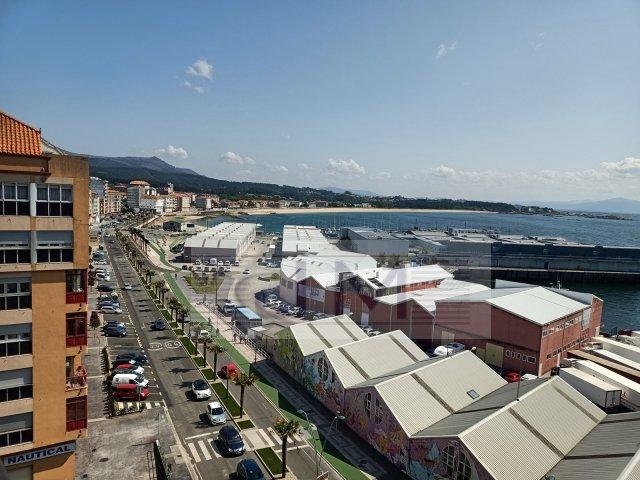 Se vende piso amplio con terraza y vistas en Ribeira