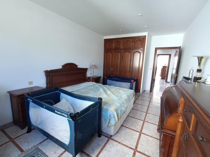 Se vende casa con jardín y vistas en la zona de Coroso