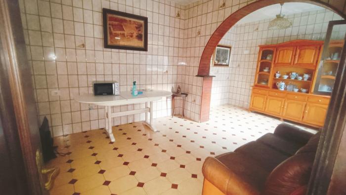 Se vende casa con terreno en Aguiño