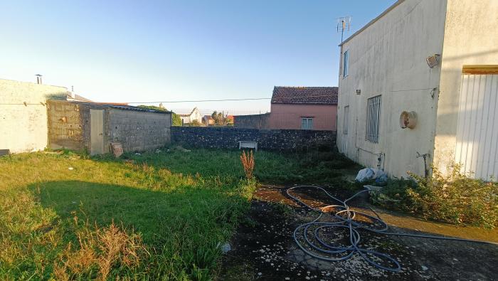 Se vende casa con terreno en Aguiño