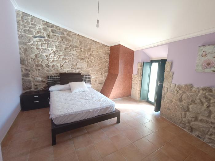 Se vende casa de piedra con patio en Carreira