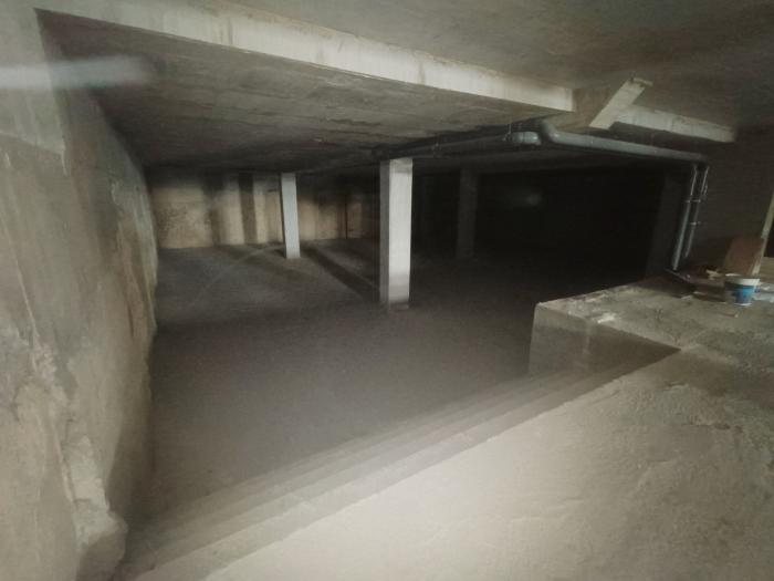 Se vende bajo comercial a pocos metros de la playa en Ribeira