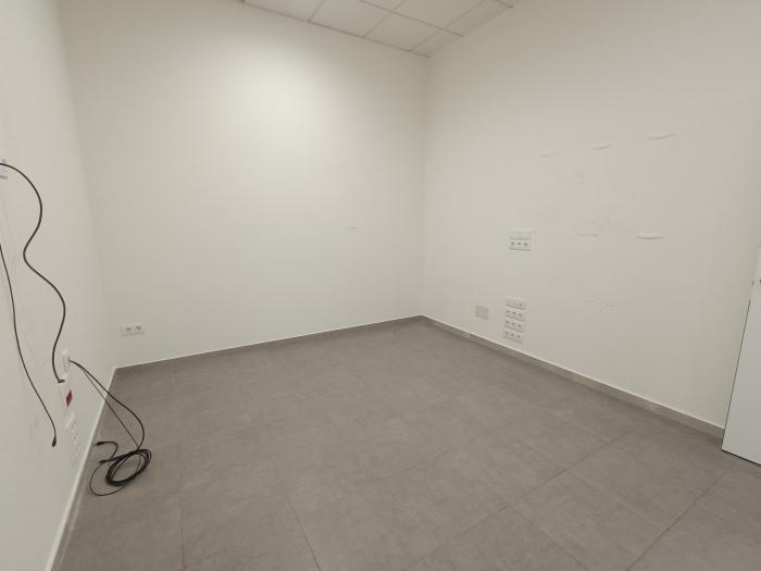 Se alquila bajo comercial acondicionado y con amplio escaparate