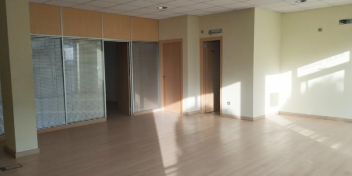 Se alquila local comercial en el parque García Bayon