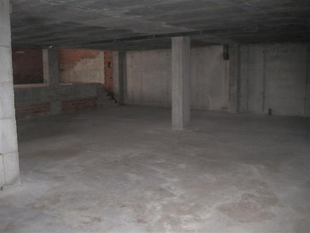 se vende o alquila local amplio y muy bien situado en Ribeira