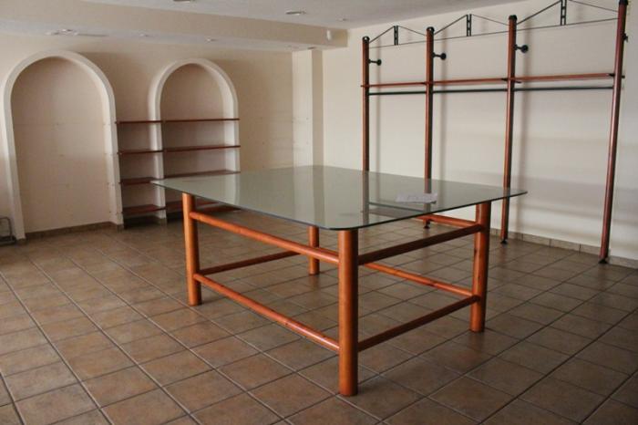se alquila local comercial amplio en la calle Cristobal ColÃ³n